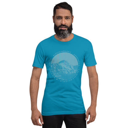 Wir sehen einen Mann mit angegrautem Bart in Jeans und T-Shirt. Der Print seines türkisfarbenen T-Shirts zeigt den Säntis. Um das Bild läuft der Text "SÄNTIS - ALPSTEINMASSIV - OSTSCHWEIZ"