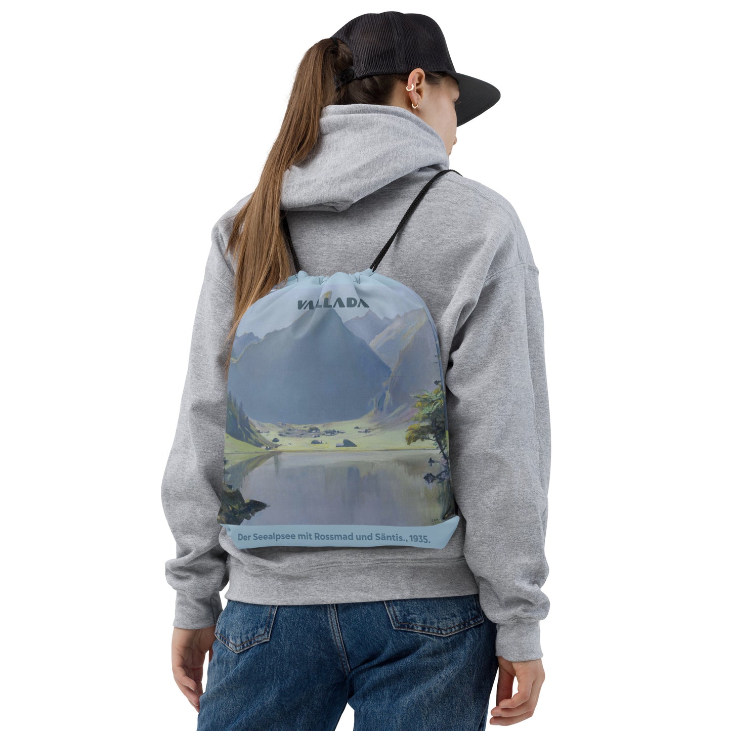 Turnbeutel mit Bild des Seealpsees, der vom Modell auf dem Rücken getragen wird.