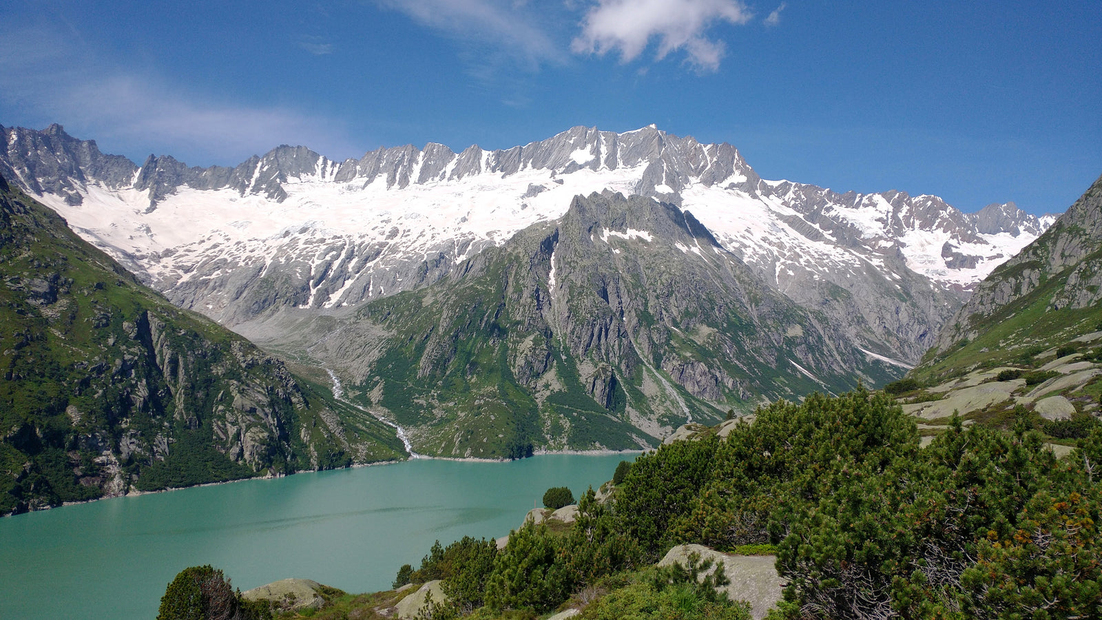 Blick auf den Göscheneralpsee und den Dammastock im Hintergrund.