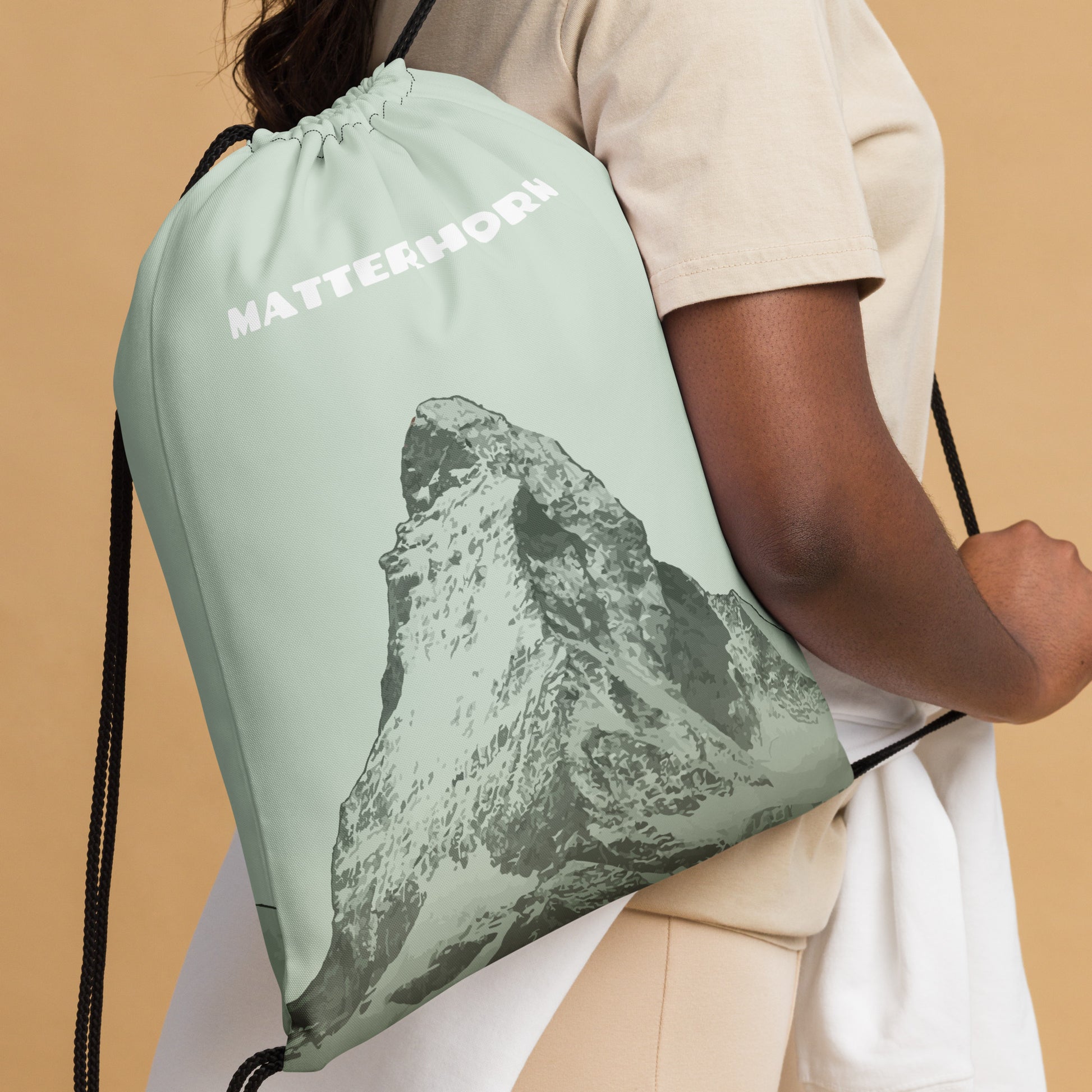 Grüner Sportbeutel mit Matterhorn bei Zermantt. Das Matterhorn ist auch als Cervin oder Cervino bekannt.