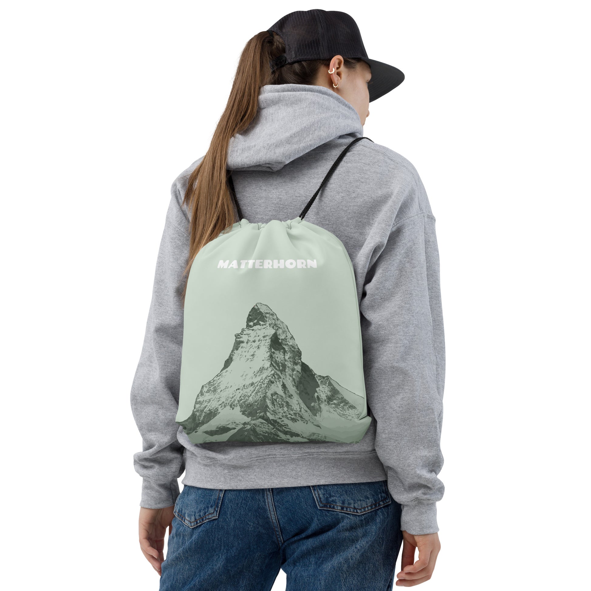 Grüner Sportbeutel mit Matterhorn bei Zermatt. Das Modell trägt den Sportbeutel auf ihrem Rücken wie ein Rucksack.