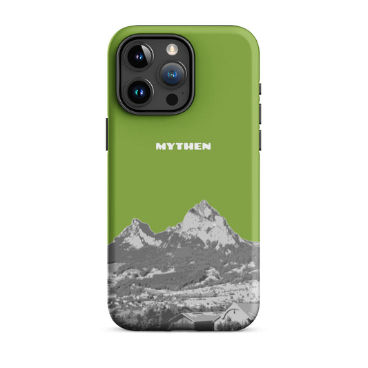 Hülle für das iPhone 15 Pro Max von Apple in der Farbe Gelbgrün, die den Grossen Mythen und den Kleinen Mythen bei Schwyz zeigt. 