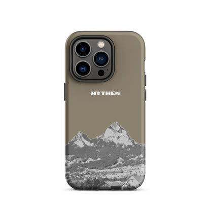 iPhone 14 Pro Handyhülle in Graubraun mit Motiv der Mythen bei Schwyz, robust und stilvoll.