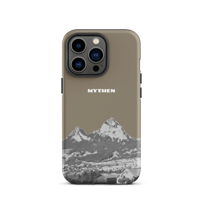 Graubraune iPhone 13 Pro Lederhülle mit Mythen-Motiv aus Schwyz, Seitenansicht.