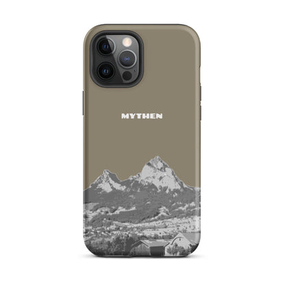 Graubraune iPhone 12 Pro Max Hülle mit Motiv der Mythen-Berge bei Schwyz, robustes Design.