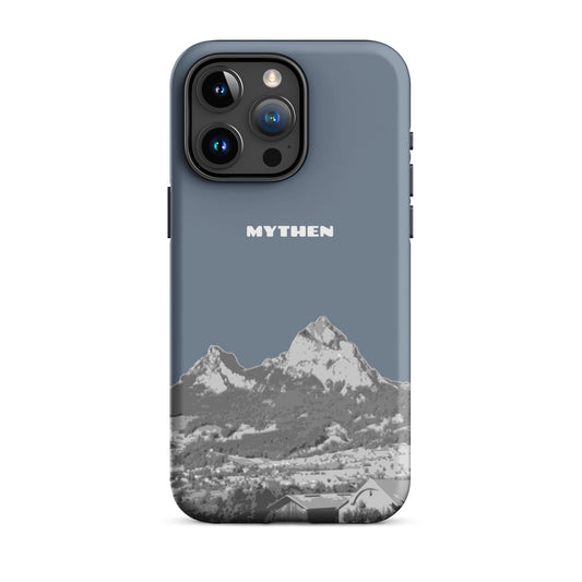 Hülle für das iPhone 15 Pro Max von Apple in der Farbe Schiefergrau, die den Grossen Mythen und den Kleinen Mythen bei Schwyz zeigt. 