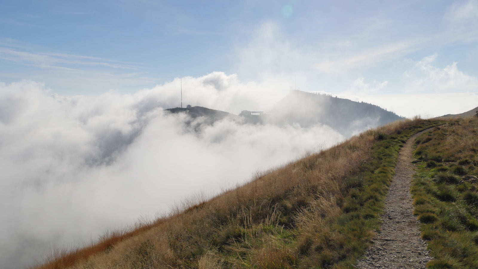 Der Monte Lema ragt aus den Wolken.