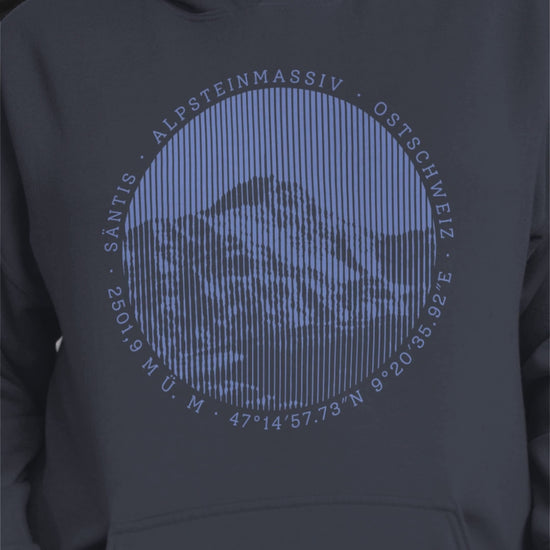Kurzer Film, der eine junge Frau zeigt, die den navyblauen Hoodie von Vallada mit Säntis zeigt.