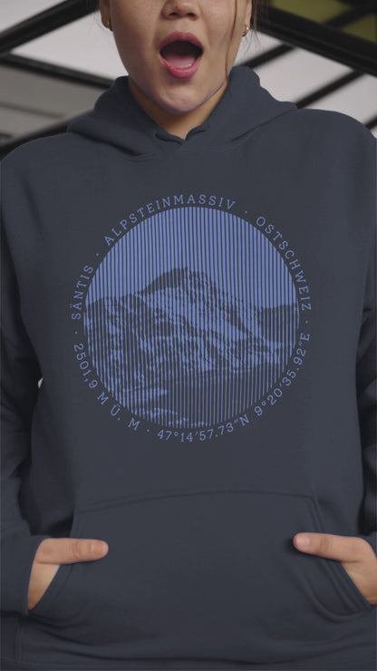 Kurzer Film, der eine junge Frau zeigt, die den navyblauen Hoodie von Vallada mit Säntis zeigt.